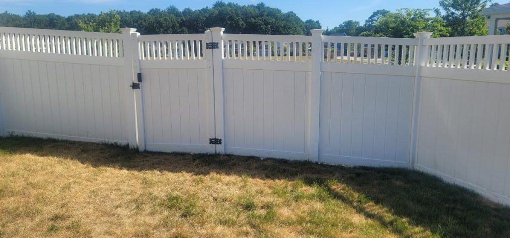 How Do I Choose the Right Fence Company for Vinyl Fence Near Worcester, MA?